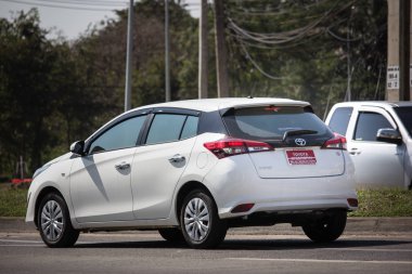 Chiangmai, Tayland - 14 Ocak 2019: Özel araç toyota Yaris Hatchback Eko Kiralık. Fotoğraf Road'da yok 121 hakkında 8 km şehir merkezine Chiangmai Tayland.