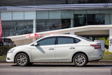 Chiangmai, Tayland - 14 Ocak 2019: Özel araba, Nissan Slyphy. Yol no.1001 üzerinde şehir Chiangmai Merkezi'nden yaklaşık 8 km kuzeyinde.