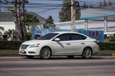 Chiangmai, Tayland - 14 Ocak 2019: Özel araba, Nissan Slyphy. Yol no.1001 üzerinde şehir Chiangmai Merkezi'nden yaklaşık 8 km kuzeyinde.