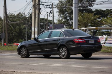 Chiangmai, Tayland - 14 Ocak 2019: lüks araba Mercedes Benz E200. Radyal yol no.1001 kuzeyinde chiangmai şehir fotoğraf.