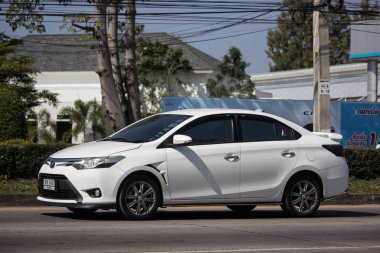 Chiangmai, Tayland - 14 Ocak 2019: Özel Sedan araba Toyota Vios. Yol no.1001 Chiangmai iş alanı 8 km.