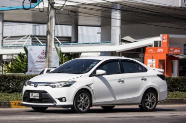 Chiangmai, Tayland - 14 Ocak 2019: Özel Sedan araba Toyota Vios. Yol no.1001 Chiangmai iş alanı 8 km.