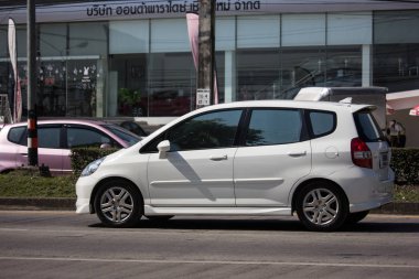 Chiangmai, Tayland - 14 Ocak 2019: Özel şehir araba Honda Jazz. 5 kapı hatchback otomobil. Yol no.121 şehir merkezine Chiangmai Tayland hakkında 8 km, fotoğraf.