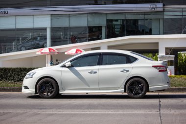 Chiangmai, Tayland - 14 Ocak 2019: Özel araba, Nissan Slyphy. Yol no.1001 üzerinde şehir Chiangmai Merkezi'nden yaklaşık 8 km kuzeyinde.