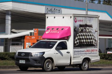 Chiangmai, Tayland - 16 Ocak 2019: Konteyner kamyonet Suvith mobilya. Fotoğraf Road Hayır 121 hakkında 8 km şehir merkezine Chiangmai, Tayland.
