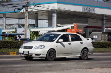 Chiangmai, Tayland - 16 Ocak 2019: Özel otomobil, Toyota Corolla Altis. Yol no.1001, Chiangmai şehir merkezine 8 km.