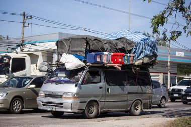 Chiangmai, Tayland - 16 Ocak 2019: Yük Toyota Hiace eski Van araba üzerinde. Yol no.1001, Chiangmai şehir merkezine 8 km.