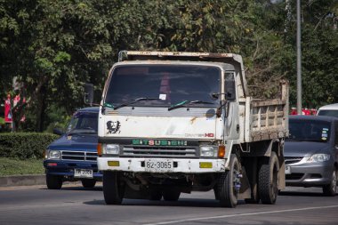 Chiangmai, Tayland - 18 Ocak 2019: Özel Mitsubishi Canter damperli kamyon. Fotoğrafa yol no.121 8 km şehir merkezine Chiangmai, Tayland.