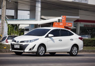 Chiangmai, Tayland - 22 Ocak 2019: Yeni özel Sedan araba toyota Yaris Ativ Eko Kiralık. Fotoğraf Road'da yok 121 hakkında 8 km şehir merkezine Chiangmai Tayland.