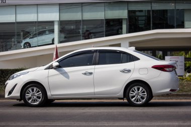 Chiangmai, Tayland - 22 Ocak 2019: Yeni özel Sedan araba toyota Yaris Ativ Eko Kiralık. Fotoğraf Road'da yok 121 hakkında 8 km şehir merkezine Chiangmai Tayland.