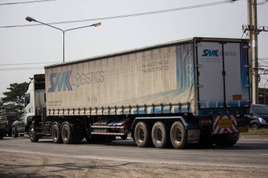 Chiangmai, Tayland - 22 Ocak 2019: Konteyner kamyon Smk lojistik taşımacılık şirketi. Fotoğrafa yol no.121 8 km şehir merkezine Chiangmai, Tayland.