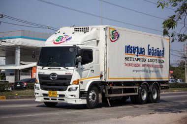 Chiangmai, Tayland - 22 Ocak 2019: Konteyner kamyon Settaphon lojistik taşımacılık şirketi. Yol no.121 şehir merkezine Chiangmai Tayland hakkında 8 km, fotoğraf.