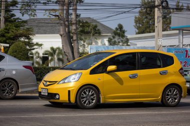 Chiangmai, Tayland - 22 Ocak 2019: Özel şehir araba Honda Jazz. 5 kapı hatchback otomobil. Yol no.121 şehir merkezine Chiangmai Tayland hakkında 8 km, fotoğraf.