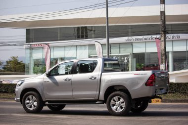 Chiangmai, Tayland - 22 Ocak 2019: Özel pikap kamyon araba Toyota Hilux Revo. Yol no.1001, Chiangmai şehir merkezine 8 km.