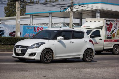 Chiangmai, Tayland - 22 Ocak 2019: Özel Eko kent araba Suzuki Swift. Fotoğrafa yol no.121 8 km şehir merkezine Chiangmai, Tayland.
