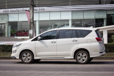 Chiangmai, Tayland - 22 Ocak 2019: Yeni Toyota Innova Crysta, Premium Crossover Mpv. Foto Road Hayır 121 hakkında 8 km şehir merkezine Chiangmai, Tayland.