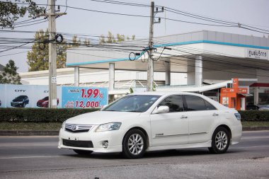 Chiangmai, Tayland - 22 Ocak 2019: Özel araba Toyota Camry. Yol no.1001 Chiangmai iş alanı 8 km.