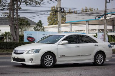 Chiangmai, Tayland - 22 Ocak 2019: Özel araba Toyota Camry. Yol no.1001 Chiangmai iş alanı 8 km.