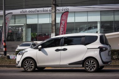 Chiangmai, Tayland - 29 Ocak 2019: Toyota otomobil, Toyota Sienta Mini Mpv Van yeni ürün. Yol no.1001, Chiangmai şehir merkezine 8 km.