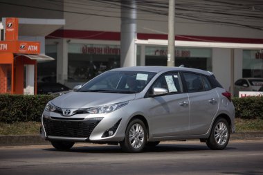 Chiangmai, Tayland - 29 Ocak 2019: Yeni özel araba toyota Yaris Hatchback Eko Kiralık. Fotoğraf Road'da yok 121 hakkında 8 km şehir merkezine Chiangmai Tayland.