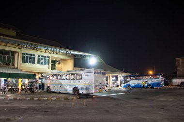 Chiangmai, Tayland - 13 Şubat 2019: Mercedes benz otobüs Nakhonchai hava Şirket otobüs. Rota Bangkok ve Chiangmai. Fotoğraf Chiangmai otobüs istasyonu.