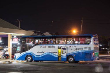 Chiangmai, Tayland - 13 Şubat 2019: Srithawong tur şirketi otobüs rota Bangkok ve Chiangmai. Srithawong Buid otobüs Chiangmai küçük fabrikasında.