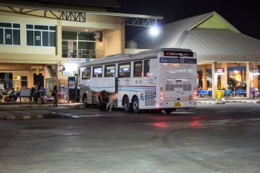 Chiangmai, Tayland - 13 Şubat 2019: Mercedes benz otobüs Nakhonchai hava Şirket otobüs. Rota Bangkok ve Chiangmai. Fotoğraf Chiangmai otobüs istasyonu.