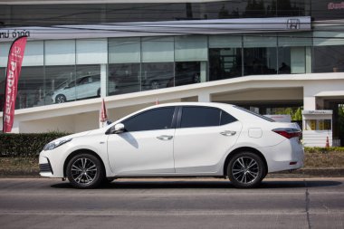 Chiangmai, Tayland - 29 Ocak 2019: Özel otomobil, Toyota Corolla Altis. Onbirinci nesil. Yol no.1001, Chiangmai şehir merkezine 8 km.