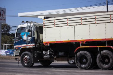 Chiangmai, Tayland - 4 Şubat 2019: Römork damperli kamyon Piboon beton. Yol no.1001, Chiangmai şehir merkezine 8 km.