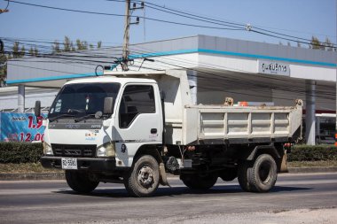 Chiangmai, Tayland - 4 Şubat 2019: Özel Isuzu Damperli kamyon. Yol no.1001 Chiangmai iş alanı 8 km.
