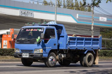 Chiangmai, Tayland - 4 Şubat 2019: Özel Isuzu Damperli kamyon. Yol no.1001 Chiangmai iş alanı 8 km.