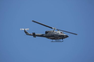 Chiangmai, Tayland - 8 Şubat 2019: Bell Uh - 1h Iroquois (205) Kraliyet Tayland hava kuvvet. Fotoğraf üzerinde Chiangmai şehir.
