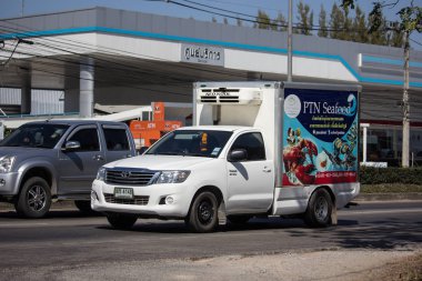 Chiangmai, Tayland - 4 Şubat 2019: Konteyner kamyon Ptn deniz ürünleri lojistik taşımacılık şirketi. Yol no.121 şehir merkezine Chiangmai Tayland hakkında 8 km, fotoğraf.