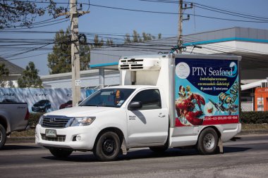 Chiangmai, Tayland - 4 Şubat 2019: Konteyner kamyon Ptn deniz ürünleri lojistik taşımacılık şirketi. Yol no.121 şehir merkezine Chiangmai Tayland hakkında 8 km, fotoğraf.