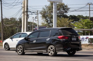 Chiangmai, Tayland - 4 Şubat 2019: Özel Honda Mobilio van. Fotoğrafa yol no.121 8 km şehir merkezine Chiangmai, Tayland.