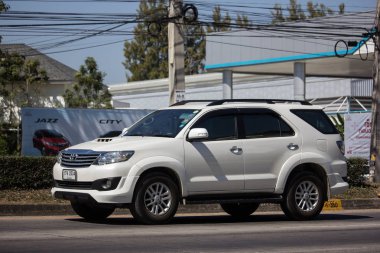 Chiangmai, Tayland - 4 Şubat 2019: Özel Toyota Fortuner Suv otomobil. Yol no.1001 Chiangmai şehir merkezine 8 km.