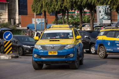 Chiangmai, Tayland - 16 Şubat 2019: Sarı mavi taksi metre chiangmai, şehir otobüs yolcu için. Fotoğraf Chiangmai otobüs istasyonu.