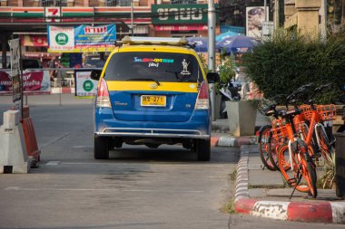 Chiangmai, Tayland - 16 Şubat 2019: Sarı mavi taksi metre chiangmai, şehir otobüs yolcu için. Fotoğraf Chiangmai otobüs istasyonu.