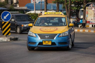 Chiangmai, Tayland - 16 Şubat 2019: Sarı mavi taksi metre chiangmai, şehir otobüs yolcu için. Fotoğraf Chiangmai otobüs istasyonu.