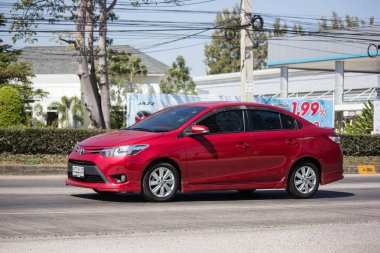 Chiangmai, Tayland - 4 Şubat 2019: Özel Sedan araba Toyota Vios. Yol no.1001 Chiangmai iş alanı 8 km.