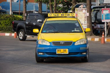 Chiangmai, Tayland - 16 Şubat 2019: Sarı mavi taksi metre chiangmai, şehir otobüs yolcu için. Fotoğraf Chiangmai otobüs istasyonu.