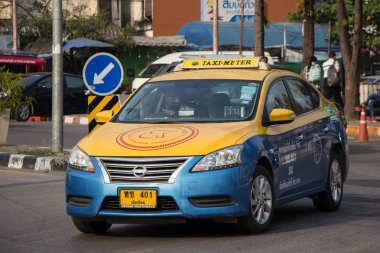 Chiangmai, Tayland - 16 Şubat 2019: Sarı mavi taksi metre chiangmai, şehir otobüs yolcu için. Fotoğraf Chiangmai otobüs istasyonu.