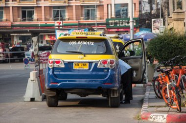 Chiangmai, Tayland - 16 Şubat 2019: Sarı mavi taksi metre chiangmai, şehir otobüs yolcu için. Fotoğraf Chiangmai otobüs istasyonu.