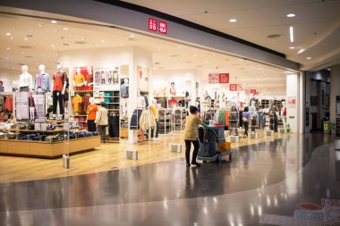 Chiangmai, Tayland - 21 Şubat 2019: Uniqlo mağaza. Uniqlo Co, Ltd bir Japon giyim Tasarımcısı, üretici ve perakendeci olduğunu. Merkez Festivali chiang mai adlı fotoğraf.