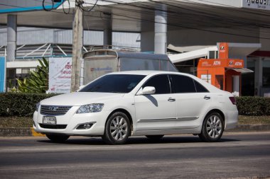 Chiangmai, Tayland - 4 Şubat 2019: Özel araba Toyota Camry. Yol no.1001 Chiangmai iş alanı 8 km.