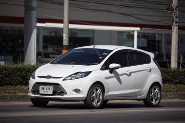 Chiangmai, Tayland - 4 Şubat 2019: Özel Sedan araba Ford Fiesta Amerikan araba motorlarının. Yol no.1001, Chiangmai şehir merkezine 8 km.