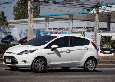 Chiangmai, Tayland - 4 Şubat 2019: Özel Sedan araba Ford Fiesta Amerikan araba motorlarının. Yol no.1001, Chiangmai şehir merkezine 8 km.