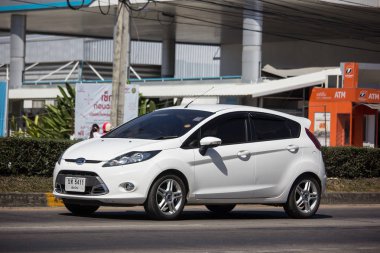 Chiangmai, Tayland - 4 Şubat 2019: Özel Sedan araba Ford Fiesta Amerikan araba motorlarının. Yol no.1001, Chiangmai şehir merkezine 8 km.