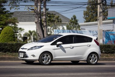 Chiangmai, Tayland - 4 Şubat 2019: Özel Sedan araba Ford Fiesta Amerikan araba motorlarının. Yol no.1001, Chiangmai şehir merkezine 8 km.