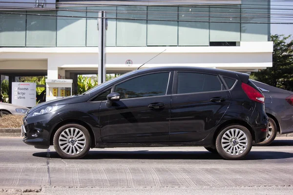 Chiangmai, Tayland - 4 Şubat 2019: Özel Sedan araba Ford Fiesta Amerikan araba motorlarının. Yol no.1001, Chiangmai şehir merkezine 8 km.